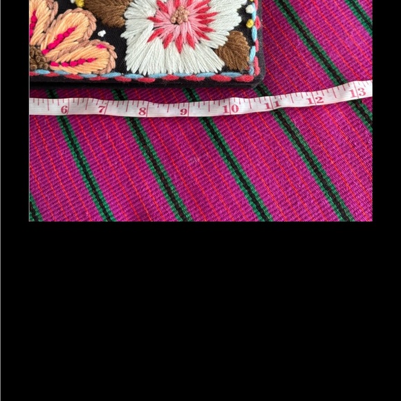 New Francesca’s crossbody floral embroidered bag with chain strap - Picture 3 of 10